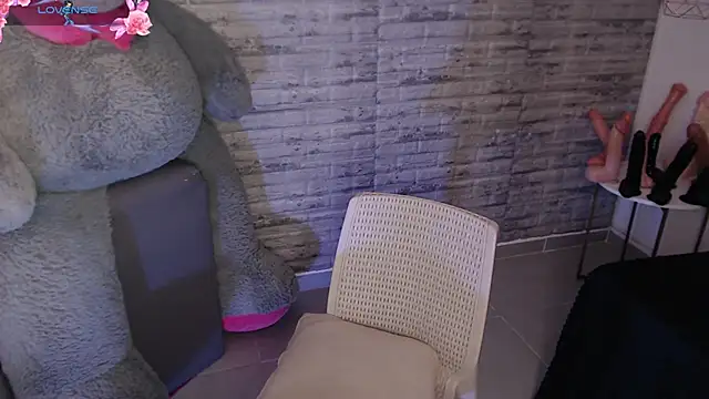 TinnaCobb online show from November 10, 2025, 4:23 pm