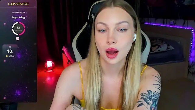 BiMolly online show from October 19, 2025, 3:26 pm