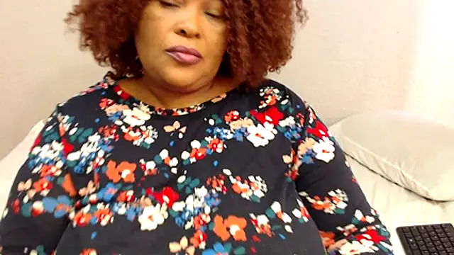 Snapshot of zandile chatting on November 12, 2025, 6:39 am zandile online show from November 12, 2025, 6:39 am