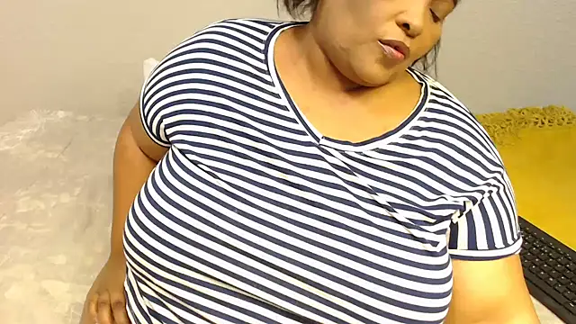 Snapshot of zandile chatting on October 19, 2025, 4:21 pm zandile online show from October 19, 2025, 4:21 pm