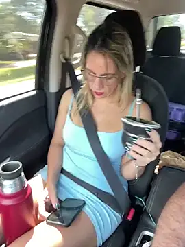 Gatitacarlita online show from March 14, 2025, 1:35 pm