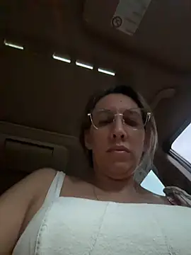 Gatitacarlita online show from April 15, 2026, 10:21 am