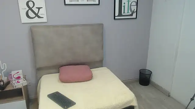 Snapshot of valevicious chatting on September 15, 2025, 6:52 pm valevicious online show from September 15, 2025, 6:52 pm