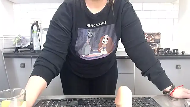 erikaerika online show from March 4, 2025, 1:17 pm