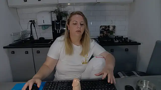 erikaerika online show from September 25, 2025, 7:25 am