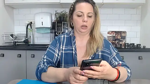 erikaerika online show from March 7, 2025, 11:40 am