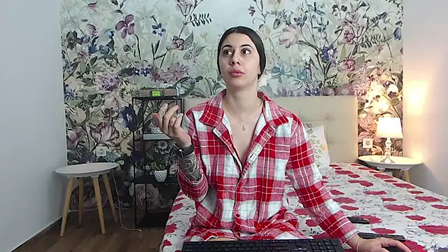 Snapshot of RoseDiamond06 chatting on February 22, 2026, 1:19 am RoseDiamond06 online show from February 22, 2026, 1:19 am