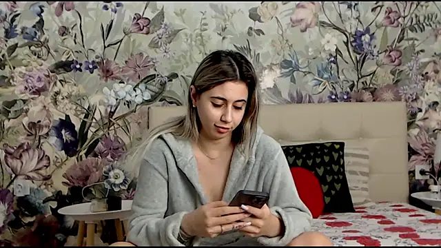 RoseDiamond06 online show from February 18, 2025, 4:47 pm