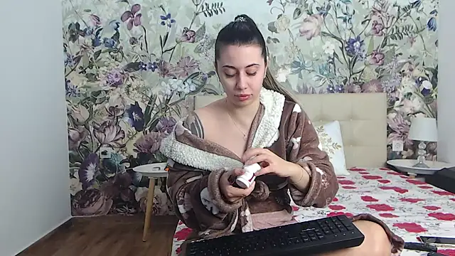 Snapshot of RoseDiamond06 chatting on February 13, 2026, 10:48 am RoseDiamond06 online show from February 13, 2026, 10:48 am