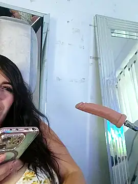 chelaqueen  online show from December 1, 2025, 9:37 pm