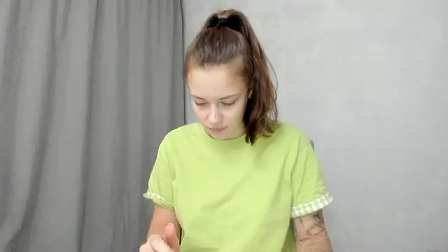 Snapshot of why_again_me chatting on February 4, 2026, 8:26 pm why again me online show from February 4, 2026, 8:26 pm