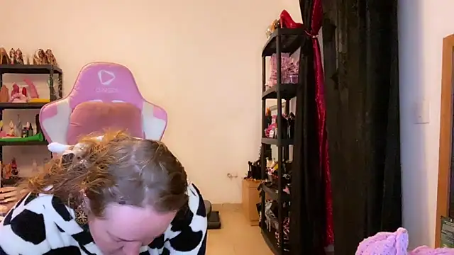 kisicaxx online show from December 3, 2025, 5:12 pm