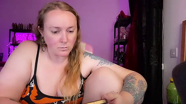 kisicaxx online show from October 30, 2025, 8:50 pm