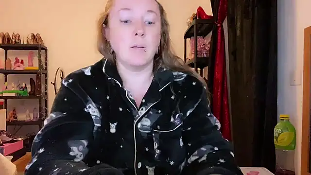 kisicaxx online show from December 14, 2025, 6:13 pm