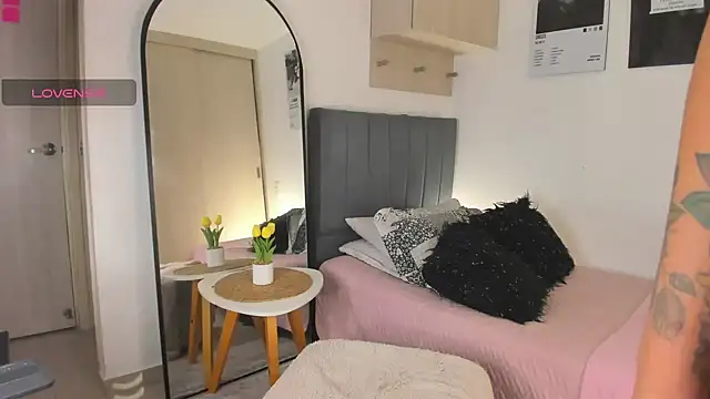 hollyprincess 2 online show from April 7, 2026, 3:08 am