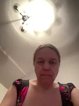 Susanel online show from April 22, 2026, 7:09 pm