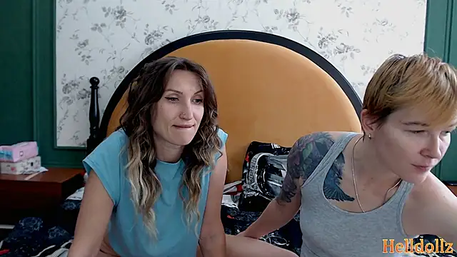 Snapshot of Helldollz chatting on October 22, 2025, 8:58 am Helldollz online show from October 22, 2025, 8:58 am