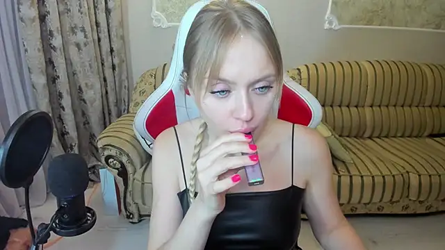 Snapshot of ElinOceanX chatting on December 15, 2024, 1:35 am ElinOceanX online show from December 15, 2024, 1:35 am
