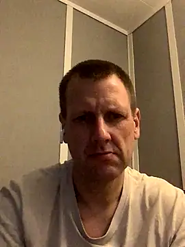 Snapshot of HuddledRemote chatting on December 4, 2024, 10:35 pm HuddledRemote online show from December 4, 2024, 10:35 pm