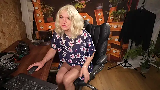 Snapshot of JessicaNylonQueen chatting on October 26, 2025, 12:27 pm JessicaNylonQueen online show from October 26, 2025, 12:27 pm