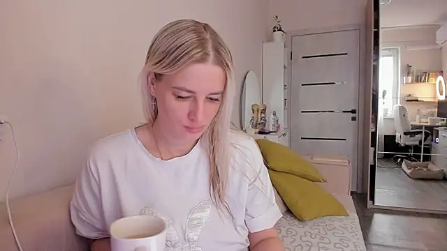 Snapshot of HILT_ON chatting on November 4, 2025, 4:49 am HILT ON online show from November 4, 2025, 4:49 am