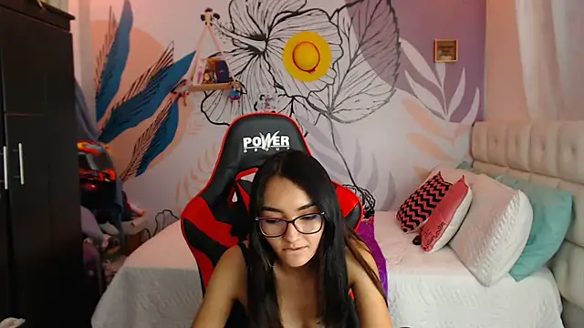 LinzyBaner online show from February 6, 2025, 11:37 pm