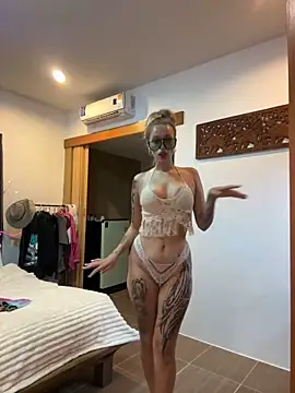 Snapshot of MonicaMilz chatting on February 4, 2025, 12:33 pm MonicaMilz online show from February 4, 2025, 12:33 pm