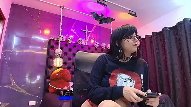 AlexHoe  online show from March 4, 2025, 10:05 pm
