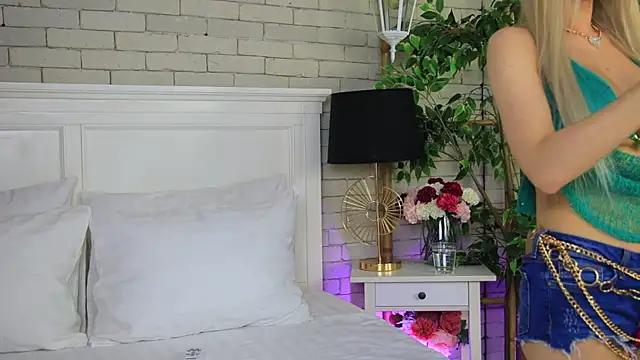 EmillyBronte online show from November 24, 2025, 8:31 pm