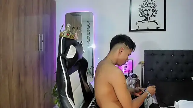 Snapshot of AlanNaughty chatting on February 4, 2026, 11:44 pm AlanNaughty online show from February 4, 2026, 11:44 pm