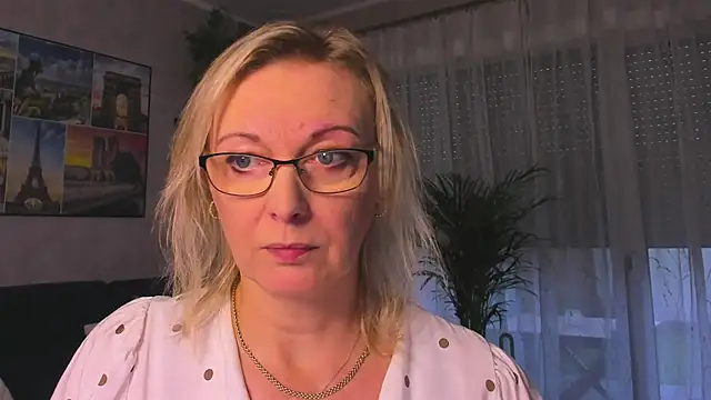 vanessa chat online show from November 18, 2025, 2:31 pm