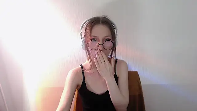  Hanna Moon  online show from May 28, 2026, 4:13 pm