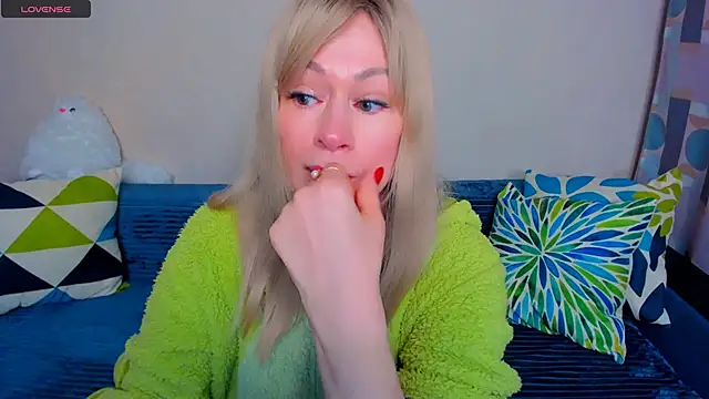 EllenMoore online show from April 5, 2026, 3:13 am