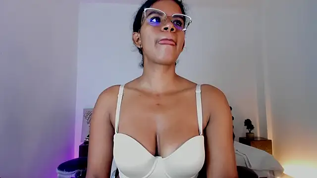 Ellie Alves online show from March 18, 2025, 1:23 pm