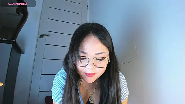 Snapshot of azure_moon2 chatting on April 13, 2026, 1:37 pm azure moon2 online show from April 13, 2026, 1:37 pm