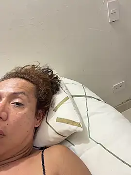 YOURSDEBORA online show from April 20, 2026, 11:39 pm