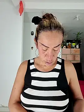 YOURSDEBORA online show from November 25, 2025, 7:36 pm