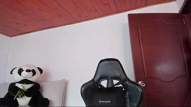 Snapshot of Arenne_rouse chatting on February 27, 2026, 7:35 pm Arenne rouse online show from February 27, 2026, 7:35 pm