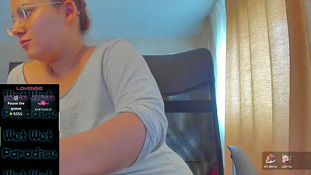 Snapshot of hot_evil_queen chatting on November 13, 2025, 10:08 am hot evil queen online show from November 13, 2025, 10:08 am