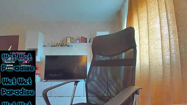 Snapshot of hot_evil_queen chatting on November 6, 2025, 9:02 am hot evil queen online show from November 6, 2025, 9:02 am