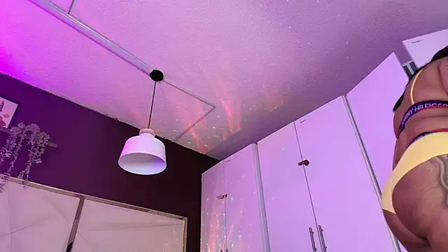 Inndrahot online show from November 14, 2025, 3:32 am