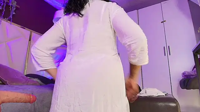 Inndrahot online show from October 19, 2025, 3:53 am