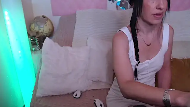 -carla- online show from October 30, 2025, 3:09 pm