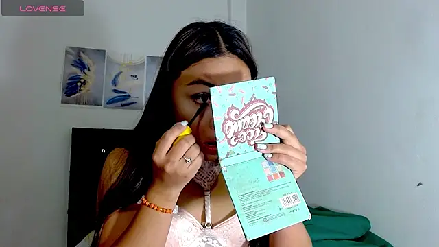 Snapshot of Kylie_loveee chatting on December 14, 2025, 2:11 pm Kylie loveee online show from December 14, 2025, 2:11 pm