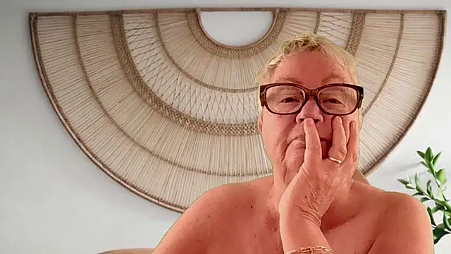 GrannyChrissy68 online show from April 13, 2026, 1:04 pm