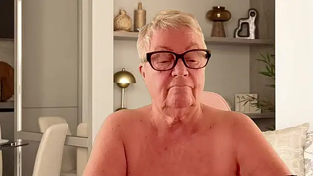 GrannyChrissy68 online show from April 10, 2026, 12:23 pm