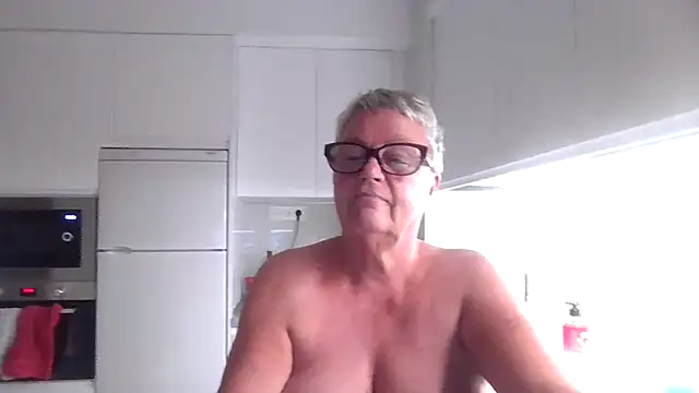 GrannyChrissy68 online show from October 16, 2025, 9:56 pm