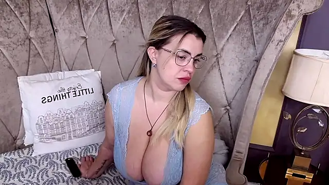 Snapshot of BustyGizelle chatting on February 23, 2026, 9:37 pm BustyGizelle online show from February 23, 2026, 9:37 pm