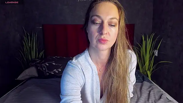 Snapshot of GwenCarter chatting on February 3, 2025, 3:17 pm GwenCarter online show from February 3, 2025, 3:17 pm