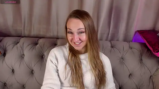 Snapshot of GwenCarter chatting on February 13, 2025, 12:11 pm GwenCarter online show from February 13, 2025, 12:11 pm